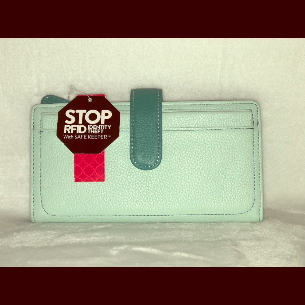 Women green wallet